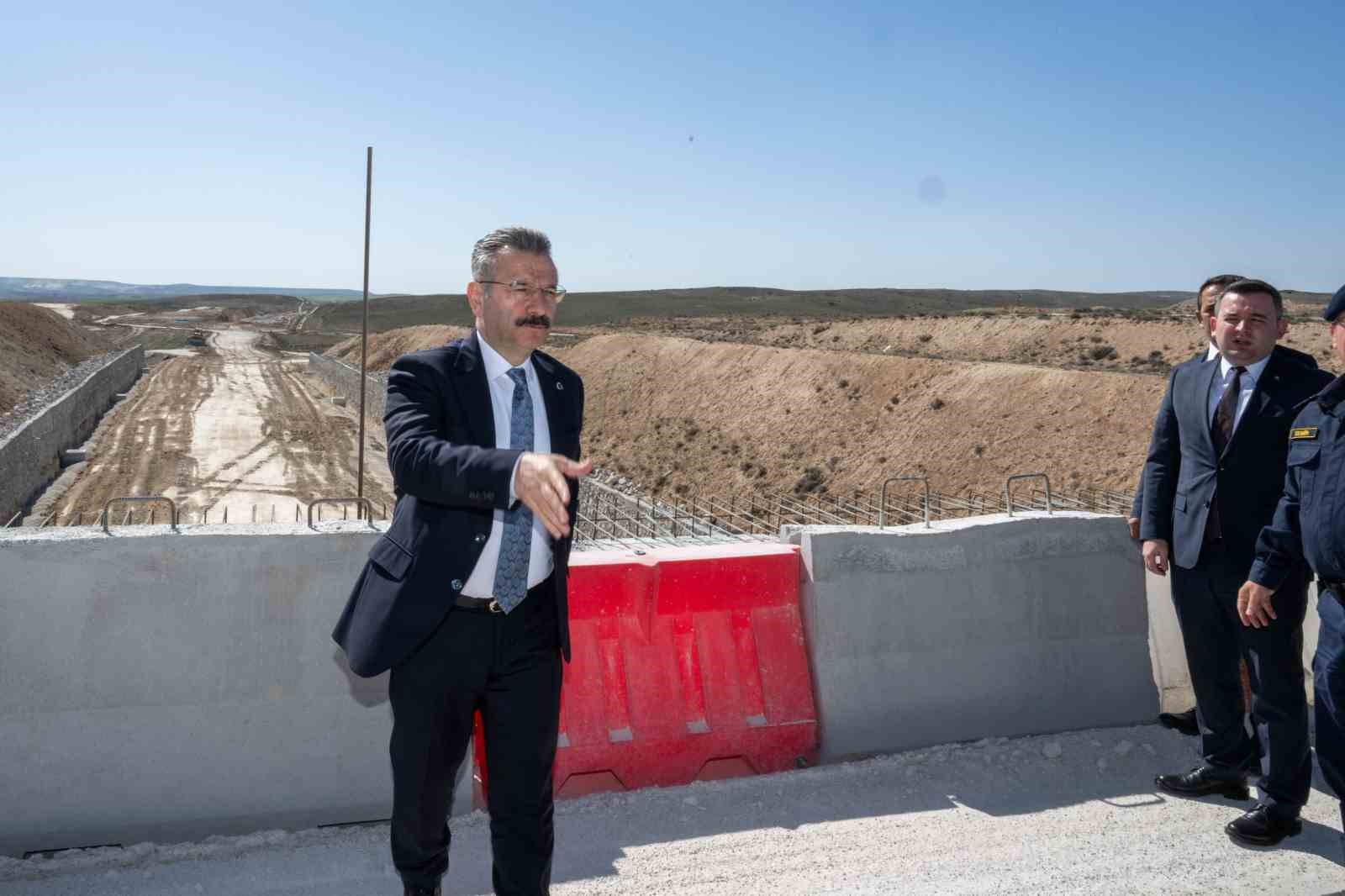 vali-aksoy-gunyuzu-ilcesinde-yapilan-ve-yapimi-devam-eden-projeleri-yerinde-inceledi