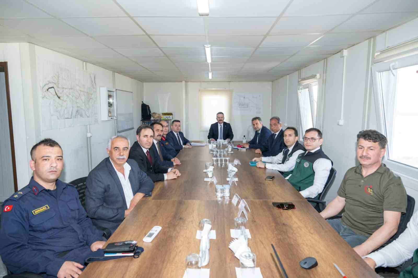 vali-aksoy-gunyuzu-ilcesinde-yapilan-ve-yapimi-devam-eden-projeleri-yerinde-inceledi