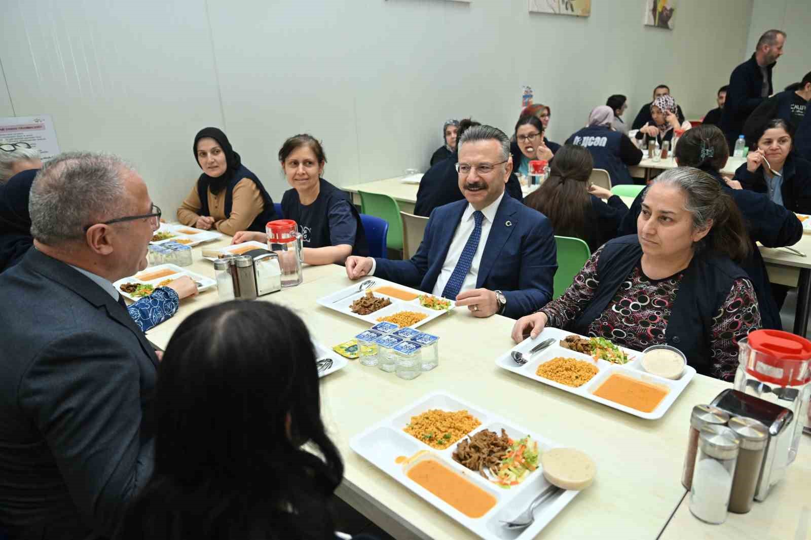 vali-aksoydan-eskisehirdeki-fabrikalara-1-mayis-ziyareti