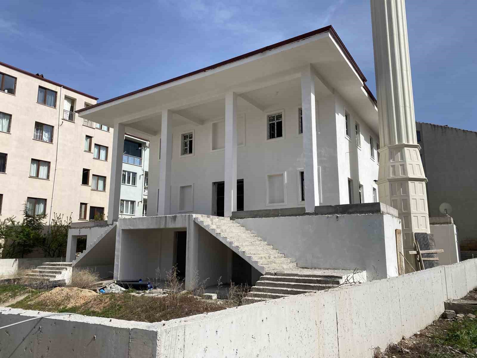 yaklasik-10-yil-once-yapimina-baslanan-cami-bitirilemedi