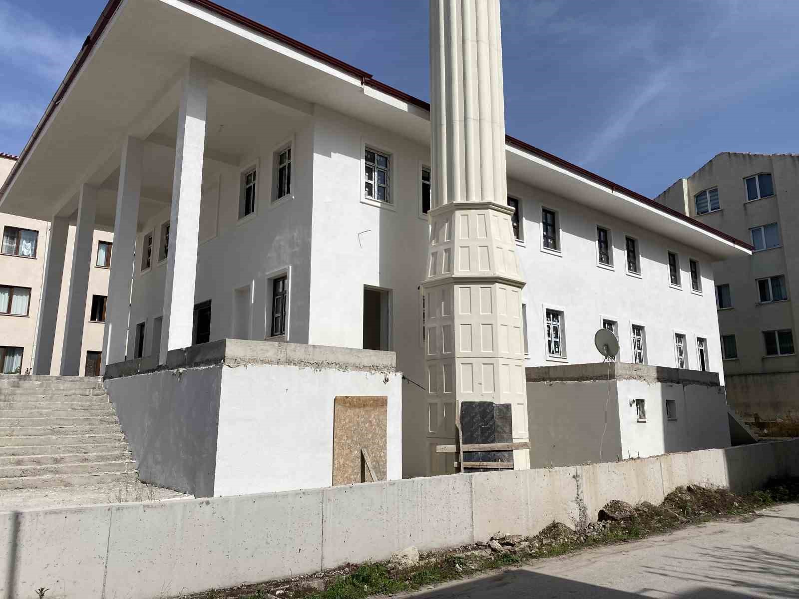 yaklasik-10-yil-once-yapimina-baslanan-cami-bitirilemedi