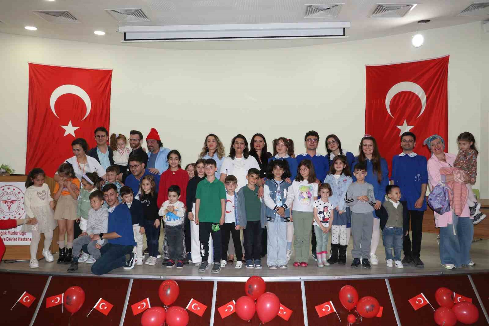 yunus-emre-devlet-hastanesinde-23-nisan-tiyatro-gosterimiyle-kutlandi