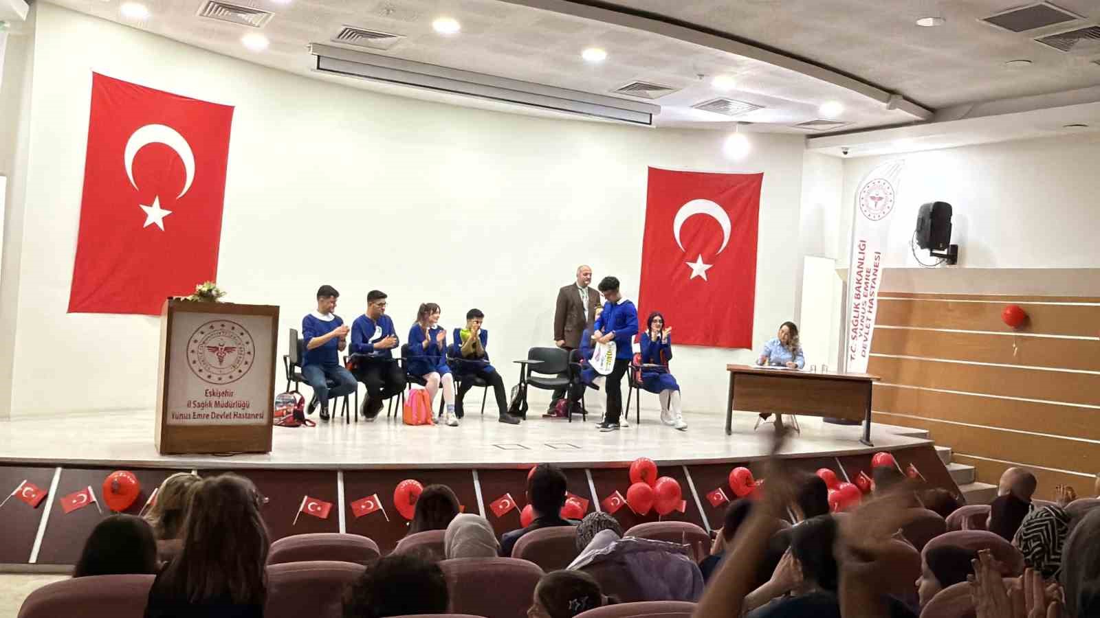 yunus-emre-devlet-hastanesinde-23-nisan-tiyatro-gosterimiyle-kutlandi