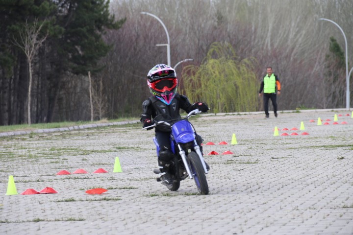 zayna-rakip-eskisehirden-cikti-3-yasindaki-atakan-motosikletiyle-pistlerin-tozunu-attiriyor