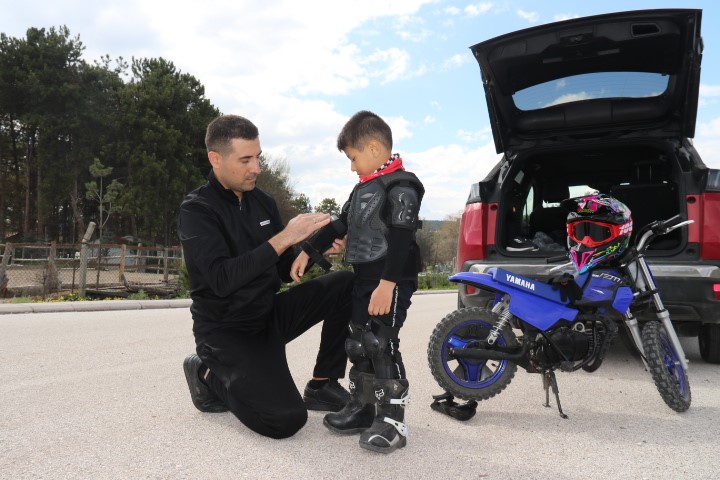 zayna-rakip-eskisehirden-cikti-3-yasindaki-atakan-motosikletiyle-pistlerin-tozunu-attiriyor