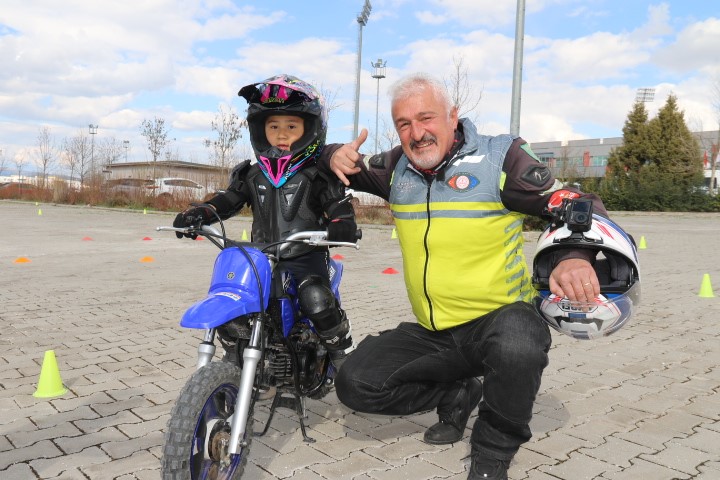 zayna-rakip-eskisehirden-cikti-3-yasindaki-atakan-motosikletiyle-pistlerin-tozunu-attiriyor