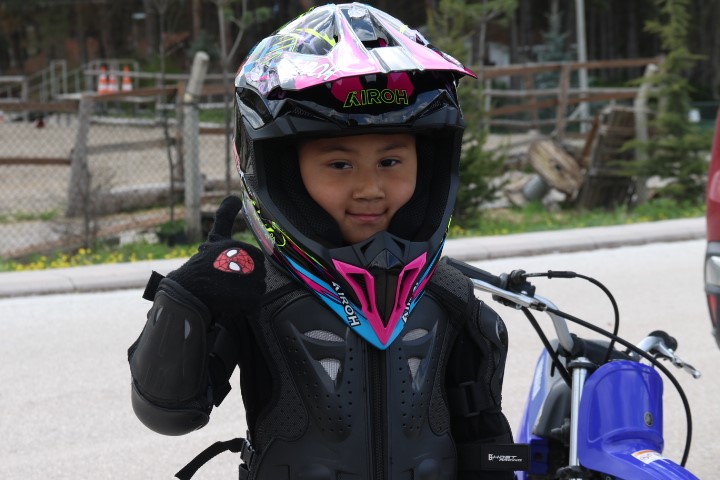 zayna-rakip-eskisehirden-cikti-3-yasindaki-atakan-motosikletiyle-pistlerin-tozunu-attiriyor
