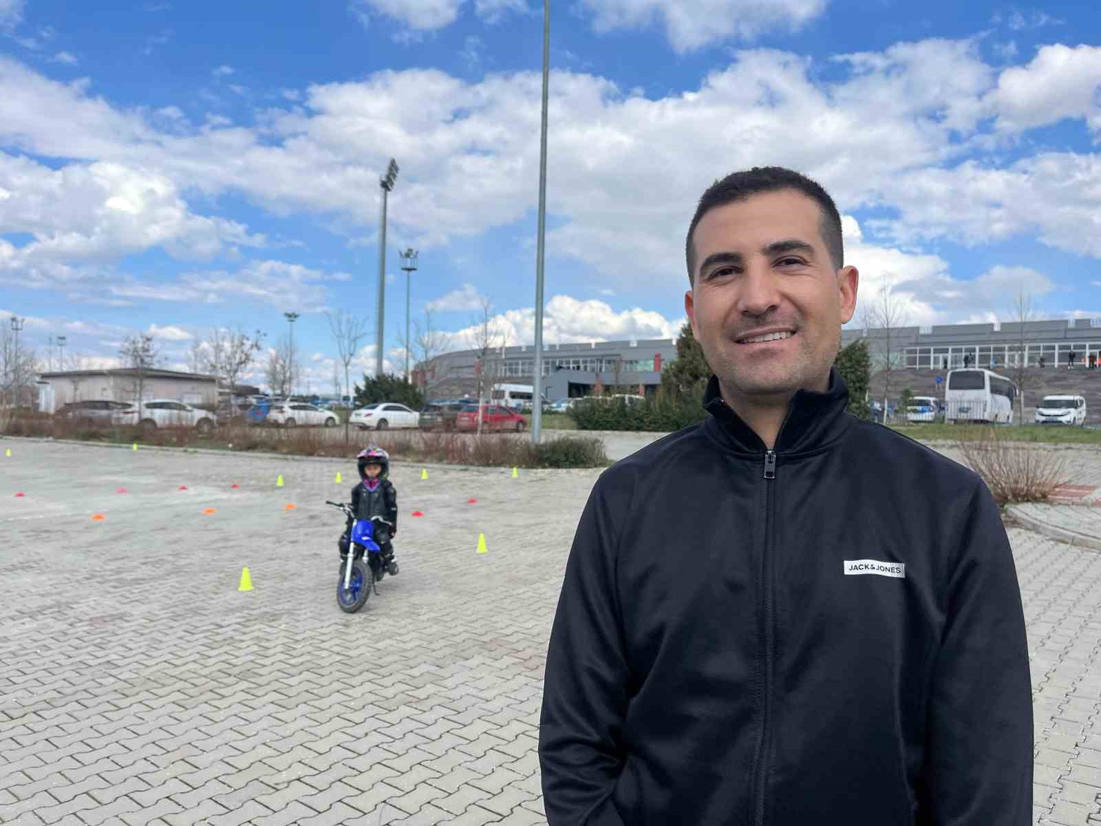 zayna-rakip-eskisehirden-cikti-3-yasindaki-atakan-motosikletiyle-pistlerin-tozunu-attiriyor