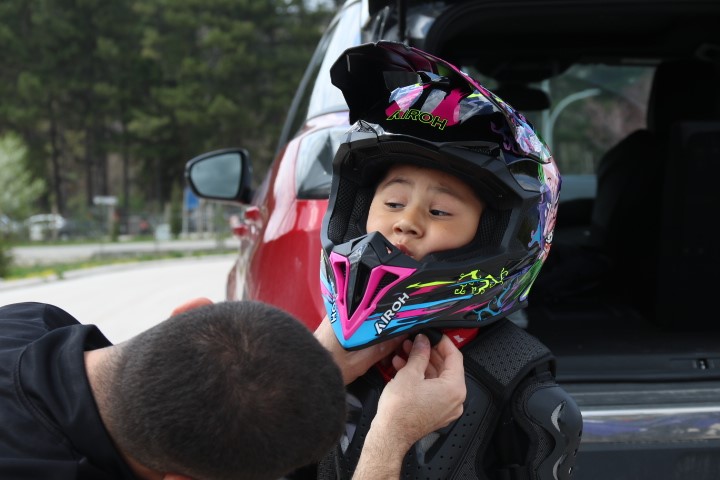 zayna-rakip-eskisehirden-cikti-3-yasindaki-atakan-motosikletiyle-pistlerin-tozunu-attiriyor