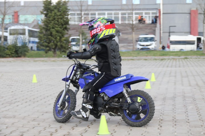 zayna-rakip-eskisehirden-cikti-3-yasindaki-atakan-motosikletiyle-pistlerin-tozunu-attiriyor