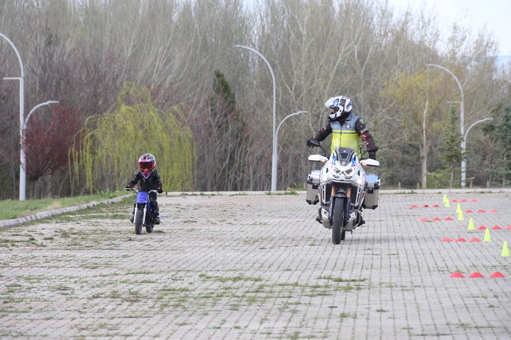 zayna-rakip-eskisehirden-cikti-3-yasindaki-atakan-motosikletiyle-pistlerin-tozunu-attiriyor