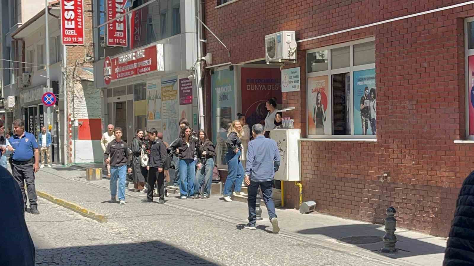 komsusunun-catisinda-cikan-yangini-terasindan-film-gibi-izledi