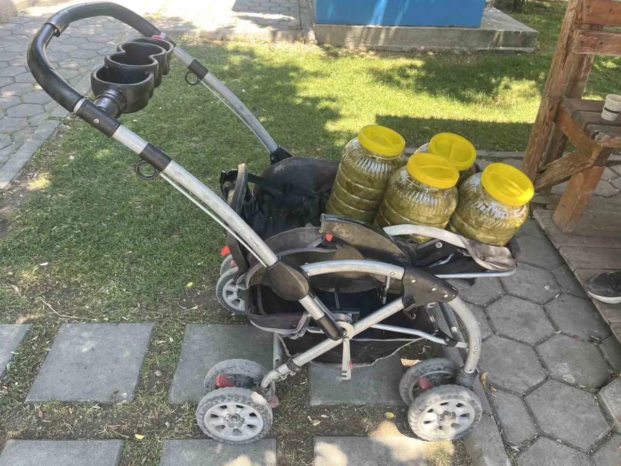 sokak-sokak-dolasip-bebek-arabasina-yukledigi-salamura-yapraklari-satiyor