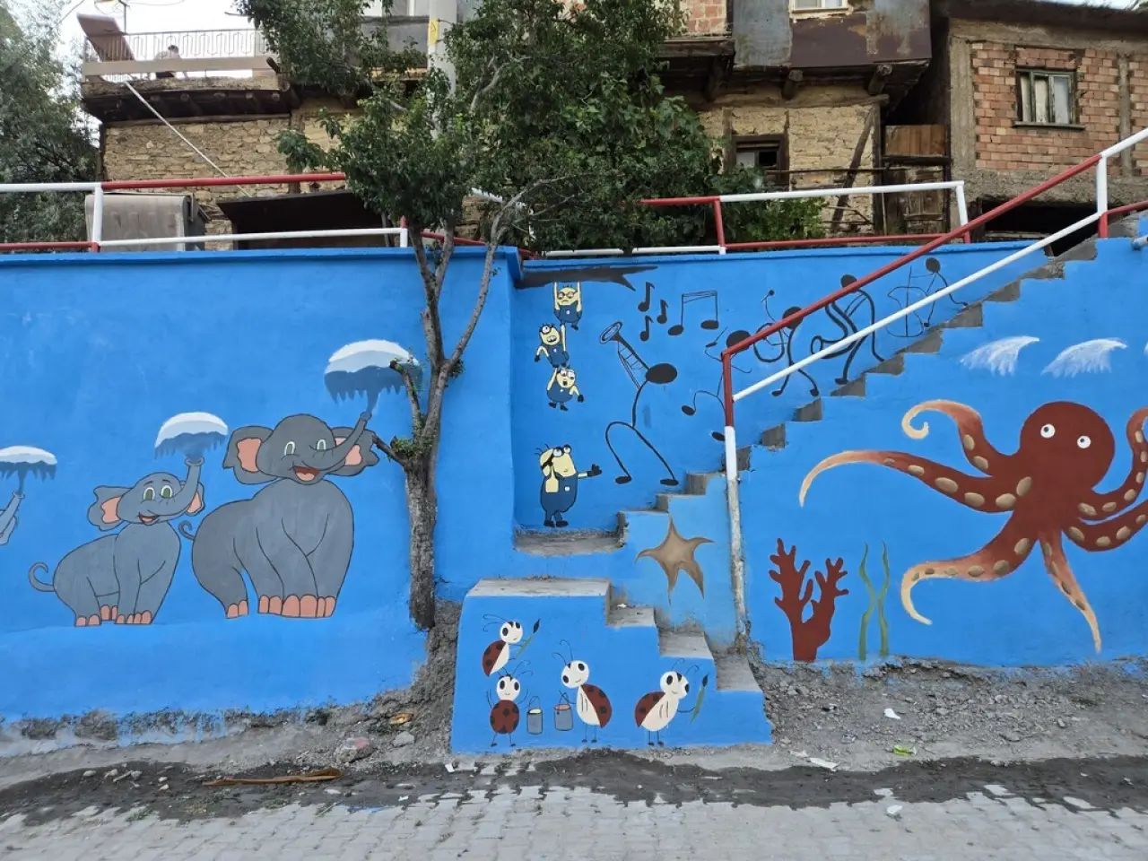gokler-beldesinde-bos-duvarlar-sanat-eserine-donustu