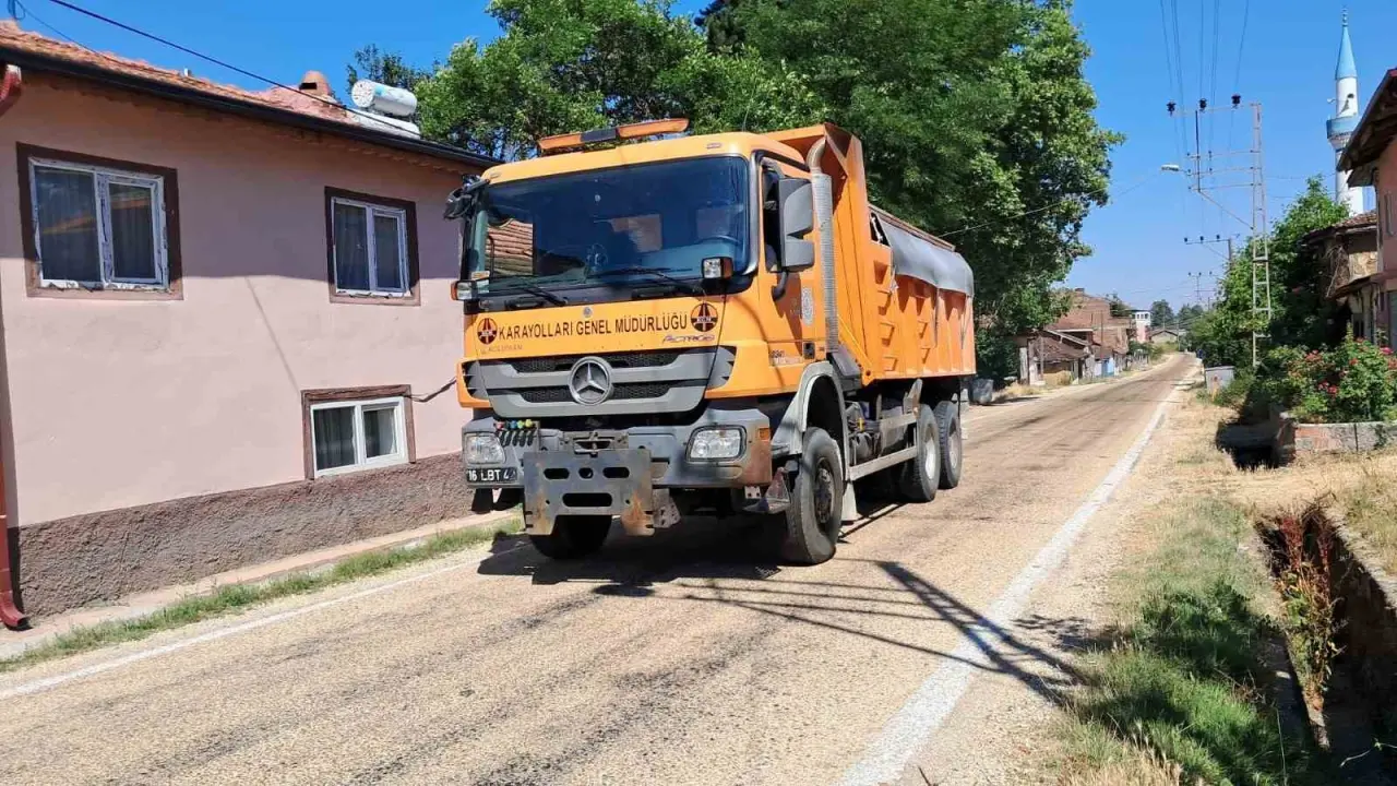 bilecikte-eriyen-asfalta-karsi-karayollarinda-kumlama-calismasi