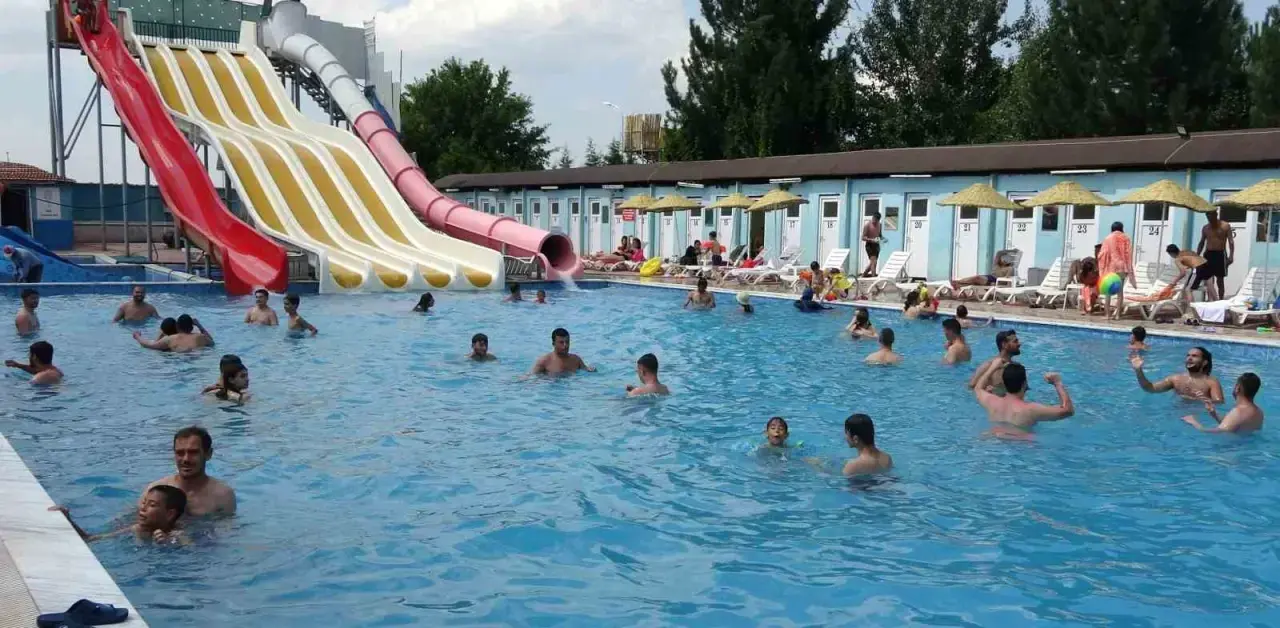 kutahyada-sicaklardan-bunalanlar-termal-havuzlara-akin-ediyor