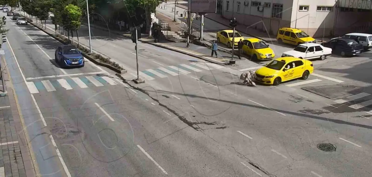 kutahyada-meydana-gelen-trafik-kazalari-kameralara-yansidi