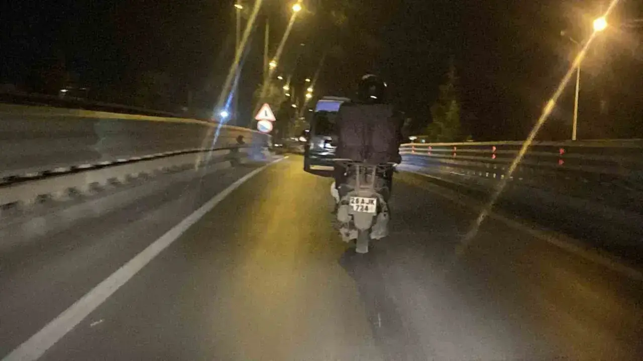 arka-isiklari-yanmayan-motosikletli-hem-kendisini-hem-de-trafigi-tehlikeye-dusurdu