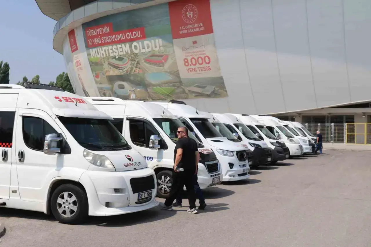 onlarca-uye-servis-araclari-ile-unala-destege-geldi
