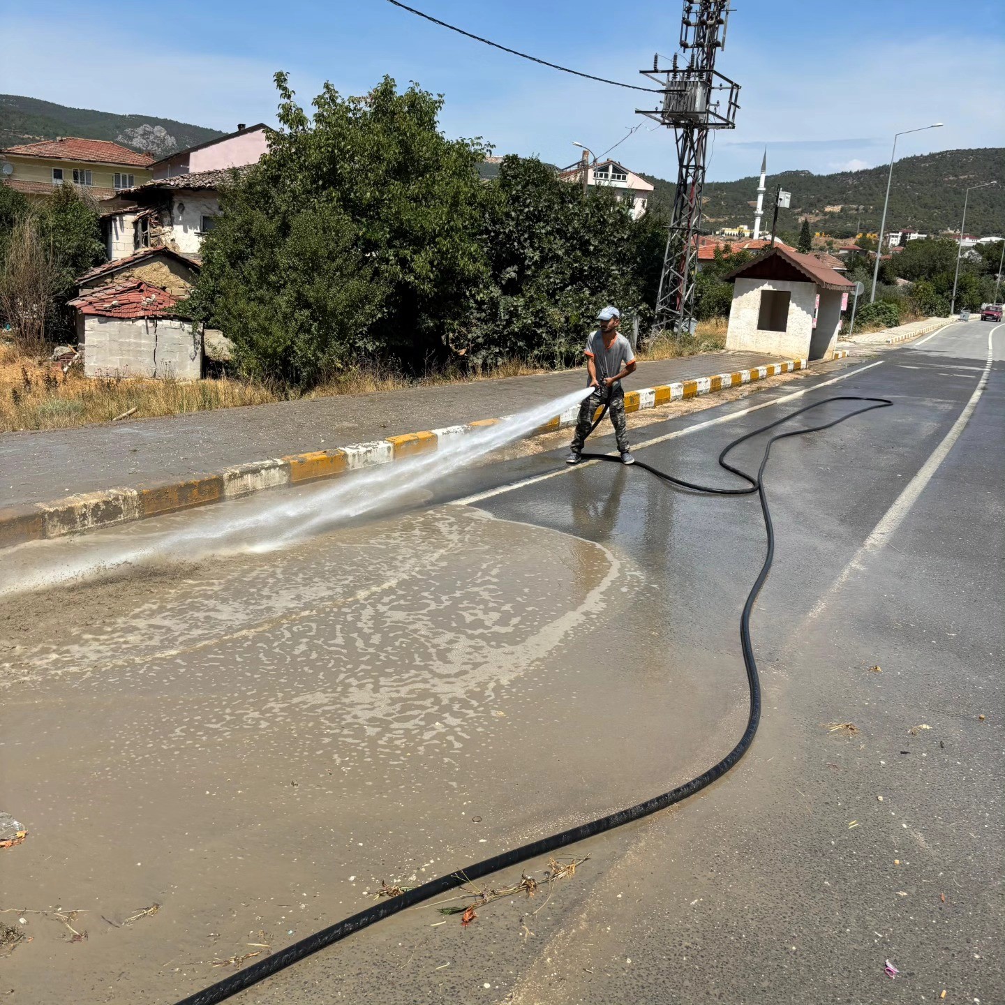bayirkoyde-caddeler-tazyikli-su-ile-temizleniyor