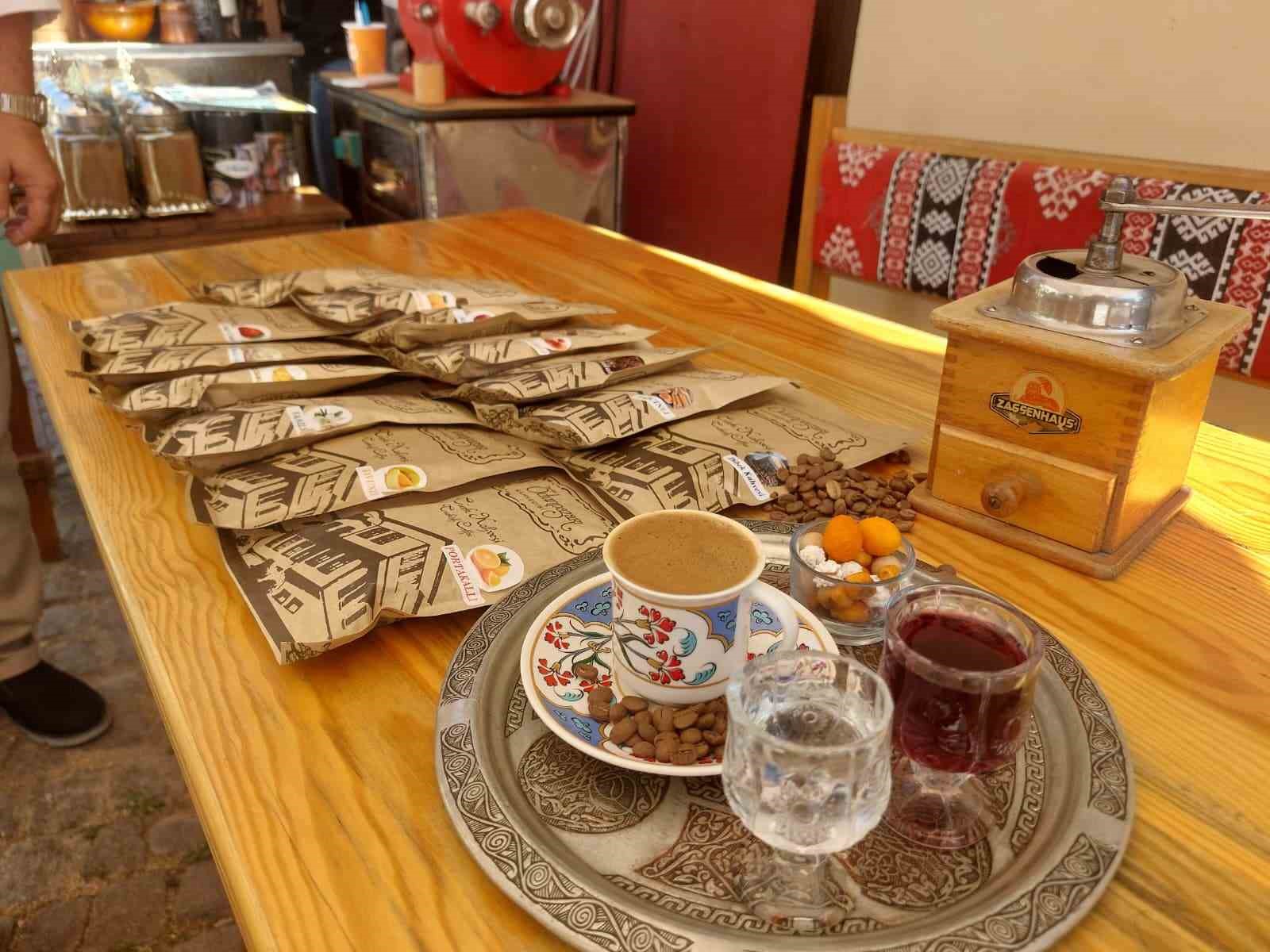 kizgin-kumda-kahveyi-fakli-aromalarla-sunuyor