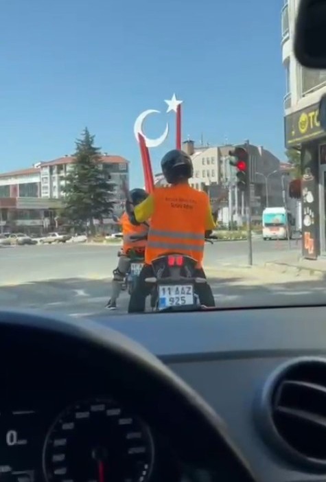 motosiklet-surucusunun-muzik-esliginde-dans-ettigi-renkli-anlar-kamerada