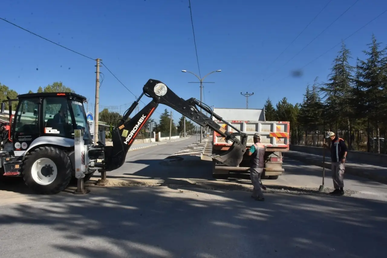 inonu-belediyesinden-ilce-ici-yollarda-bakim-calismalari-devam-ediyor