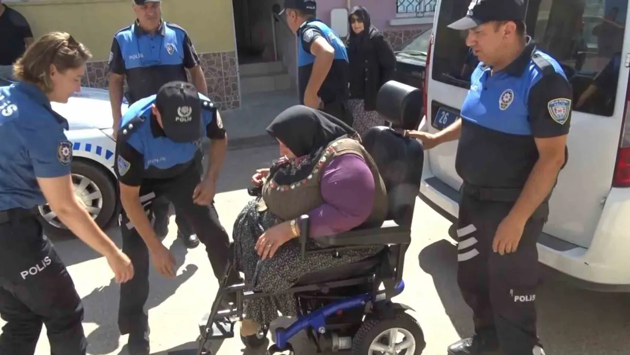 kirilan-tekerlekli-sandalyesinin-yenisini-polis-alip-hediye-etti