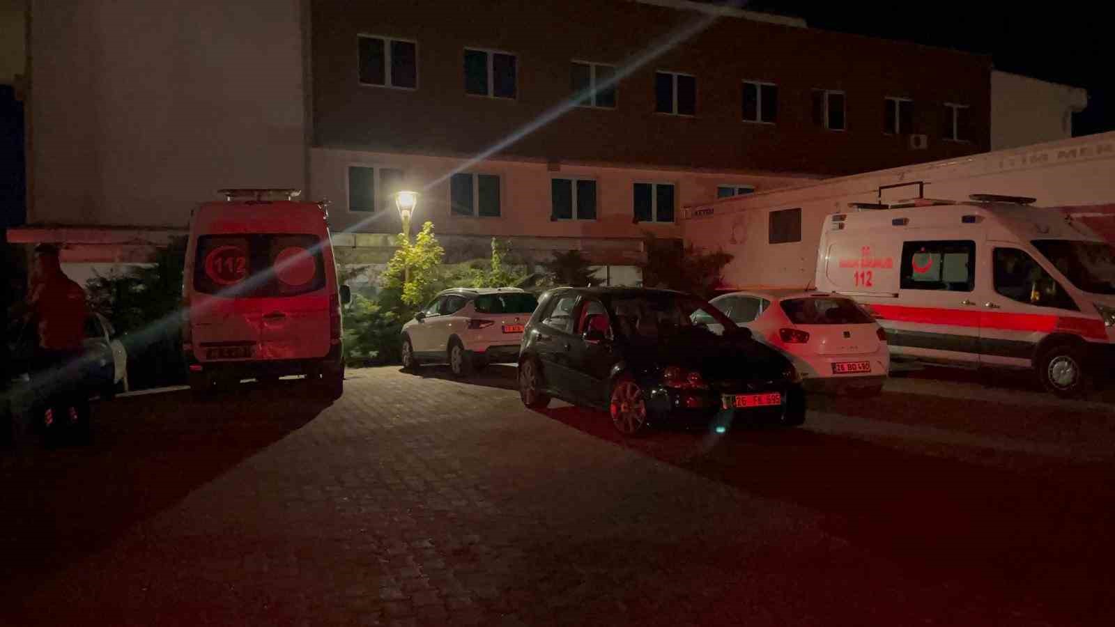 ambulansi-kilometrelerce-kovalayip-sikistirdilar-bashekimlik-bahcesine-1-minibus-adam-cagirdilar