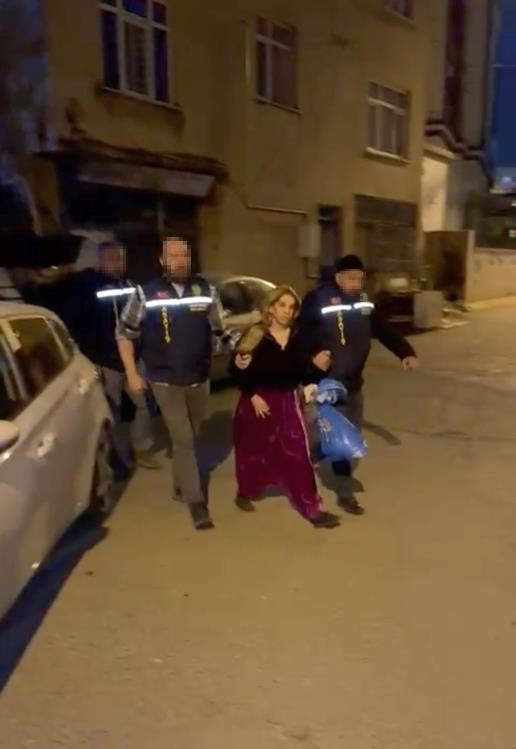 233-suc-kaydi-bulunan-ve-216-yil-hapis-cezasiyla-aranan-kadin-yakalandi
