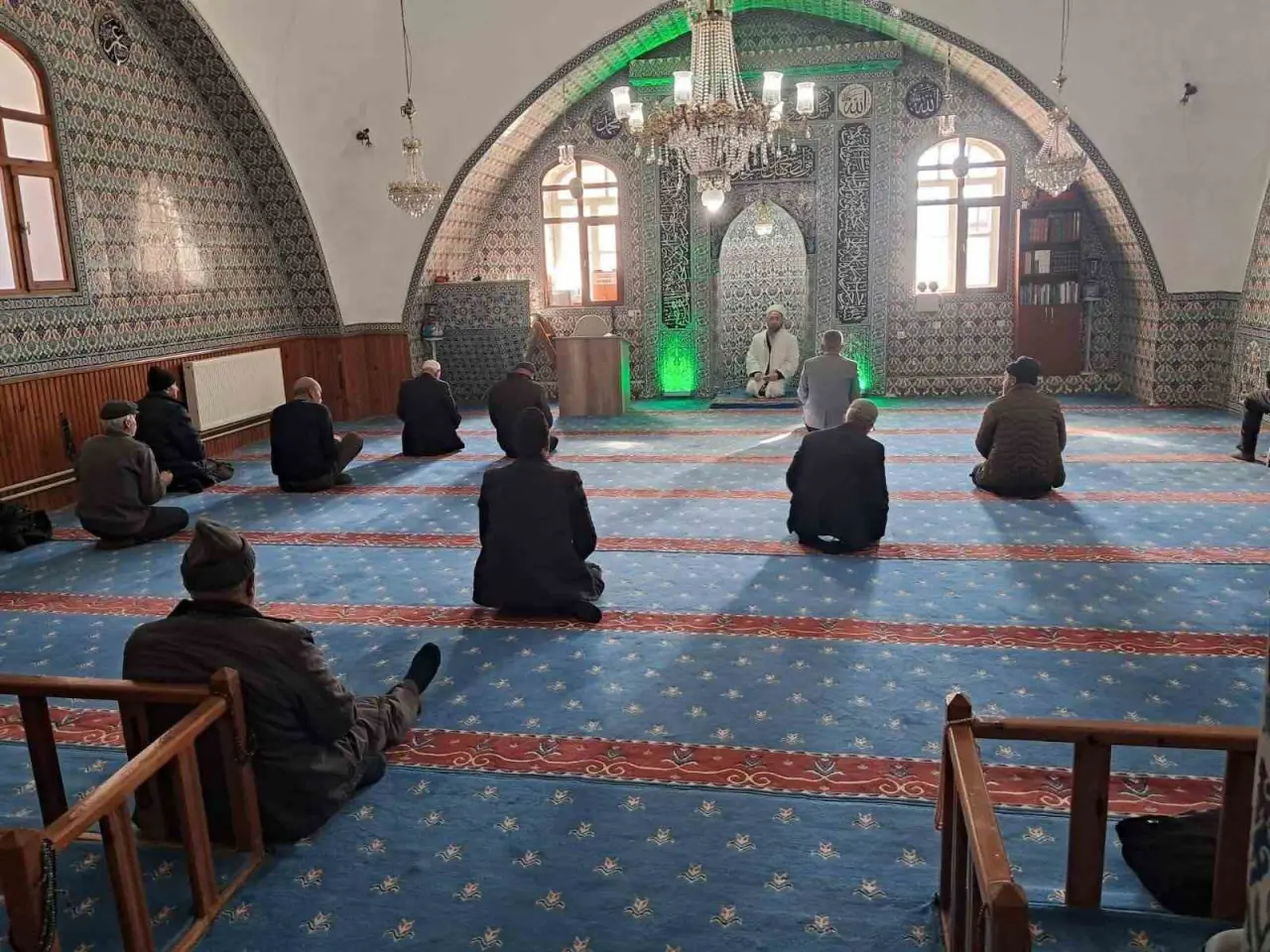 tarihi-bugduz-mahalle-camiinin-geleneksel-motiflerle-islenen-minber-ortusu-yenilendi