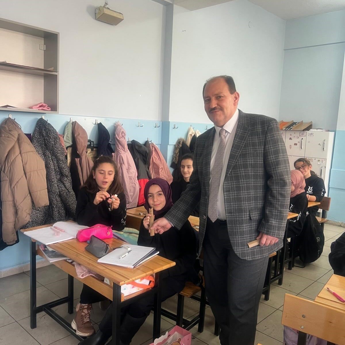aksemsettin-kiz-anadolu-imam-hatip-lisesinde-ogrencilere-tohumlu-kalem-surprizi