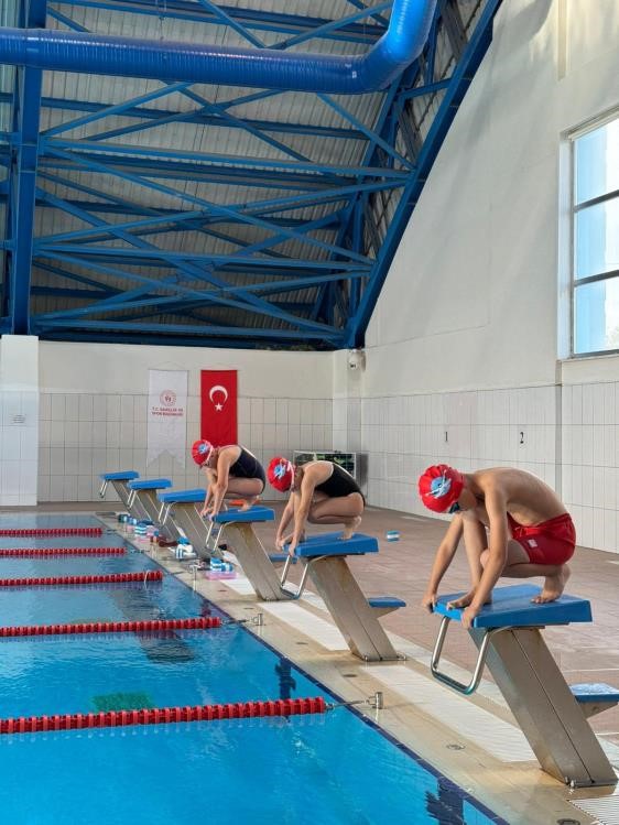 bilecikte-spor-okullarinda-yuzme-antrenmanlari-araliksiz-suruyor