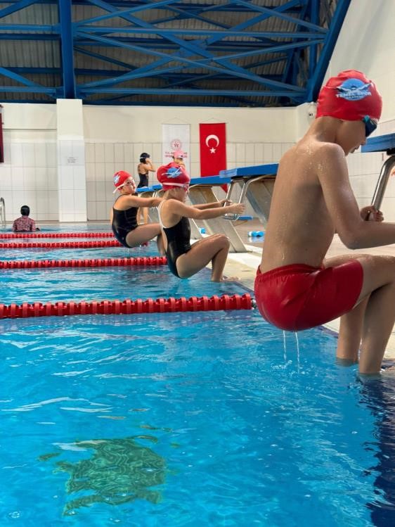 bilecikte-spor-okullarinda-yuzme-antrenmanlari-araliksiz-suruyor