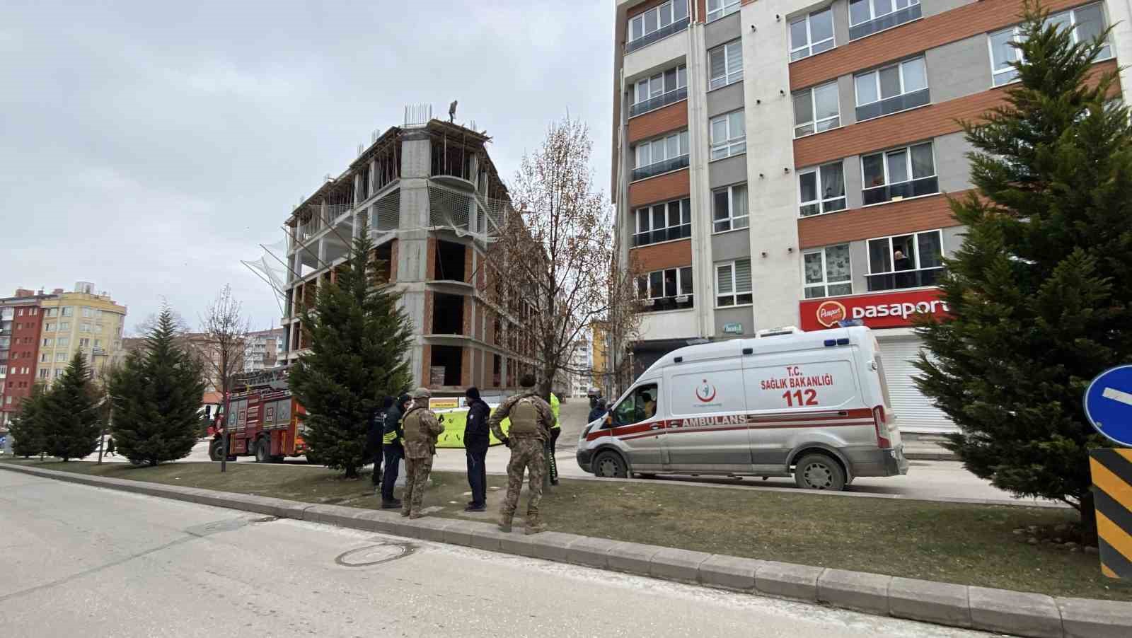 eskisehirde-panik-anlari-insaatin-8inci-katindan-atlamaya-calisti