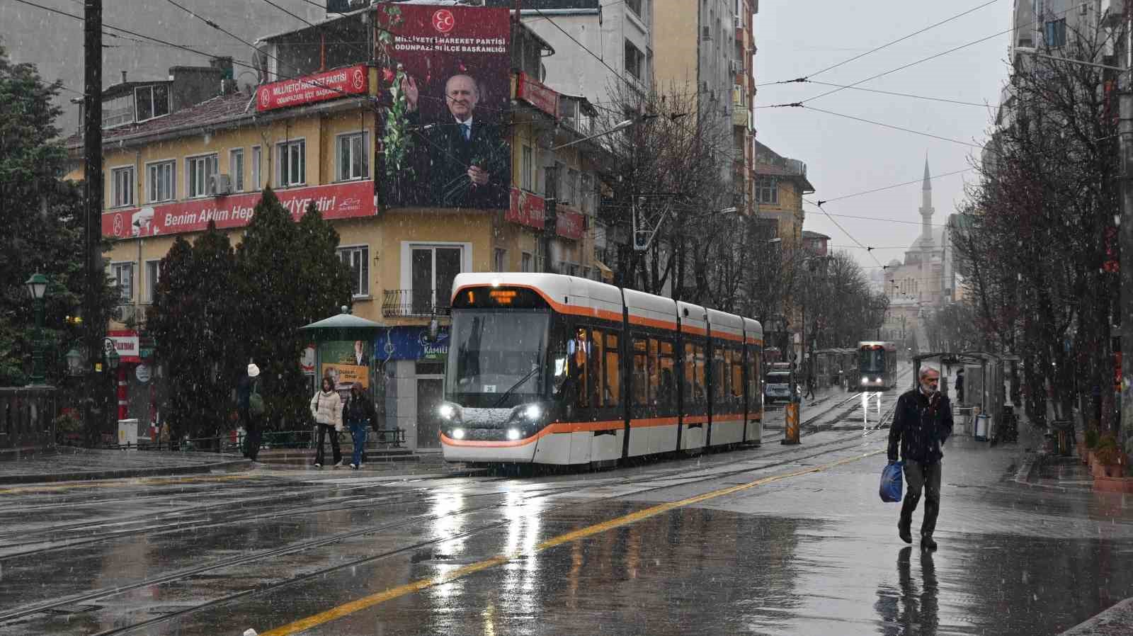 eskisehirde-sabah-saatlerinde-kar-yagisi-etkili-oldu