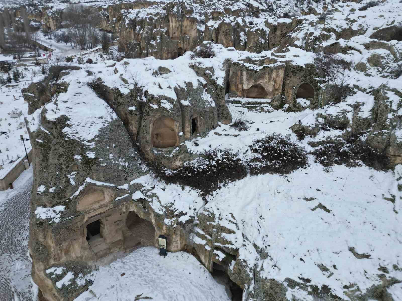 kar-altindaki-frig-vadisi-seyrine-doyumsuz-bir-manzara-olusturdu