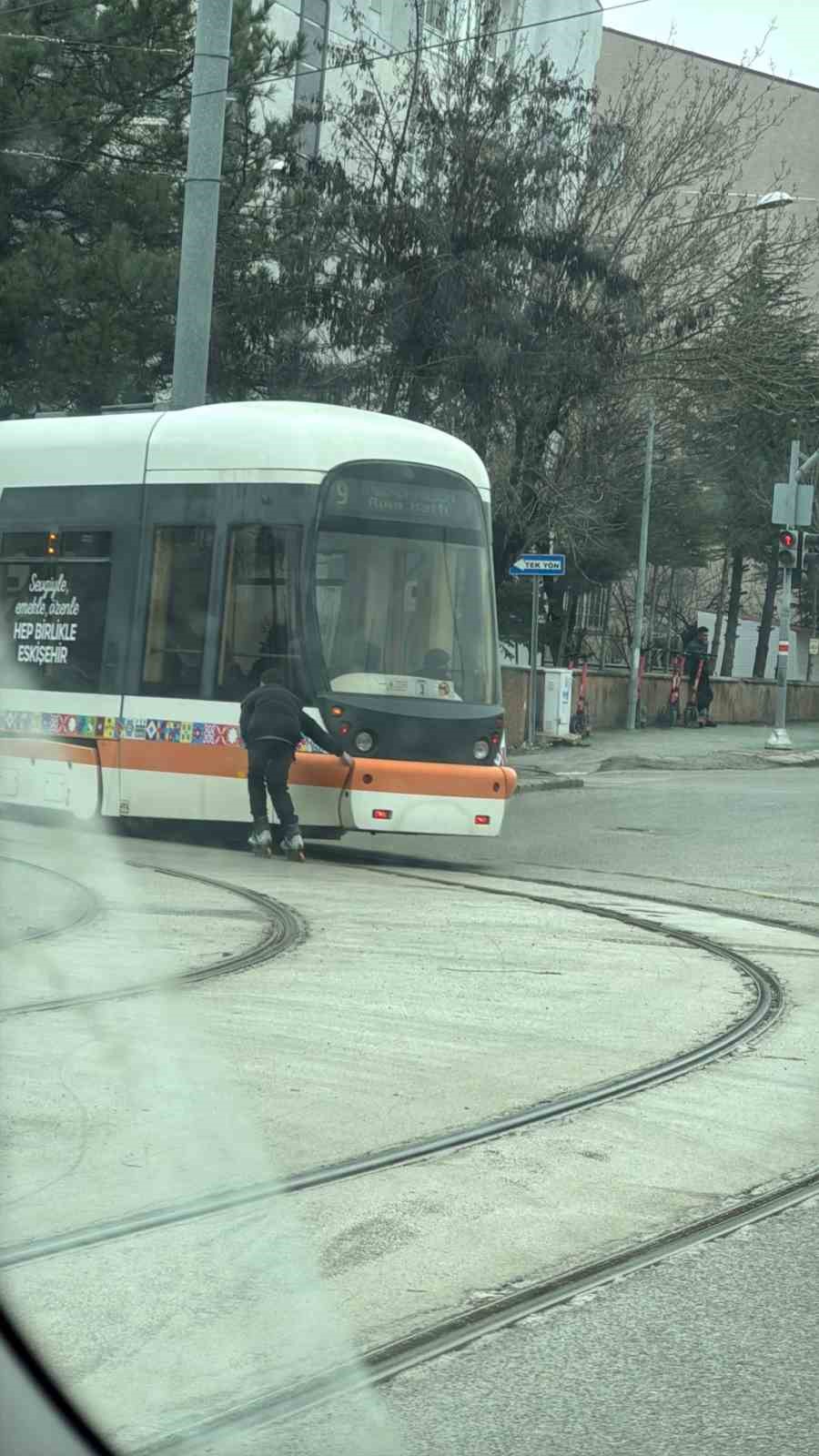patenli-cocuk-tramvayin-arkasina-tutunarak-canini-hice-saydi