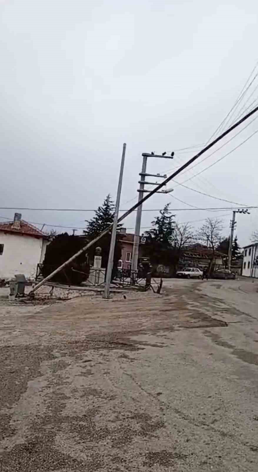seyitgazide-dev-bayrak-diregi-elektrik-tellerinin-uzerine-devrildi