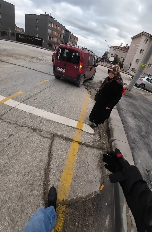 yogun-trafikte-karsiya-gecemeyen-yasli-kadinin-imdadina-duyarli-surucu-yetisti