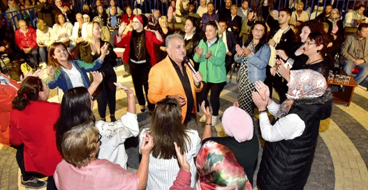 Eskişehir’in Mahmudiye ilçesinin düşman işgalinden kurtuluşunun 102’nci yıl dönümü kutlandı. Safiye Soyman Faik Öztürk ikilisi ilçe sakinlerini coşturdu.