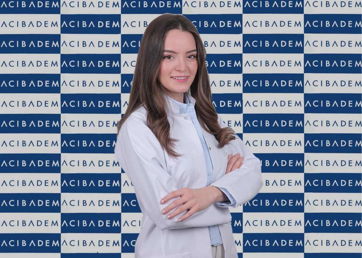Acıbadem Eskişehir Hastanesi Beslenme ve Diyet Uzmanı Hande Soydemir, kurban etlerinin pişirme ve sindirim aşamasında zorlanmamak için buzdolabında mümkünse birkaç gün dinlendirilmesini önerdi. Beslenme ve Diyet Uzmanı Hande Soydemir, Kurban Bayramı’nda, diğer bayram geleneklerinde de olduğu gibi şeker, tatlı tüketimiyle birlikte kırmızı et tüketimi de arttığını hatırlatarak özellikle bu dönemde fazla kilo problemi, yüksek tansiyon, kalp-damar rahatsızlığı ve diyabeti olan kişilerin beslenmelerine dikkat etmesi gerektiği konusunda uyarıda bulundu. Kırmızı etlerin sindiriminin zor olduğuna değinen Diyetisyen Soydemir “Bununla birlikte yeni kesilmiş hayvanların etindeki sertlik, hem sindirim hem de pişirmede zorluk oluşturabiliyor. Bu sebeple kurban etleri hemen tüketilmemeli, buzdolabında uygun sıcaklıkta birkaç gün bekledikten sonra ızgara veya haşlama yöntemiyle pişirilerek tüketilmelidir. Özellikle mide rahatsızlıkları çeken bireyler, eti 24 saat bekletmeden tüketmemelidir” diye konuştu. Kurban Bayramı’nda sakatat tüketiminin de arttığını; ancak özellikle kolesterol ve kalp damar hastalıkları olan kişilerin sakatat tüketiminden kat'i olarak kaçınması gerektiğini sözlerine ekledi.  “Etin yanında asitli ve gazlı içecek yerine ayran, yoğurt, cacık tüketin” Etin, C ve E grubu vitaminler ve kalsiyum bakımından fakir olduğunu belirten Diyetisyen Soydemir, bu sebeple etlerin mutlaka sebzelerle birlikte pişirilmesini veya etlerin yanında C vitamininden zengin sebze ve salataların tüketilmesi gerektiğinin altını çizdi. Bu yöntem ile hem besin çeşitliliği sağlanacağını hem de sebzelerde bulunan C vitamininin demirin emilimini arttıracağını dile getirdi. Bayramda et tüketirken yeterli ve dengeli beslenmek ve çeşitlilik oluşturmak için, diğer besin grupları olan süt, yoğurt, ayran, peynir, ekmek, bulgur, pirinç, ile sebze ve meyve porsiyon kontrolü yapılarak aynı öğünde birlikte tüketmeye özen gösterilmesini öneren Diyetisyen Soydemir, “Etlerin yanında pirinç pilavı ve makarna yerine bulgur, esmer pirinç; asitli ve gazlı içecekler yerine ayran, yoğurt, cacık tüketilmesi daha sağlıklı olur” dedi.  “Kurban etlerini birer yemeklik porsiyonlar şeklinde saklayın” Diyetisyen Soydemir, kurban etlerinin büyük parçalar halinde değil, birer yemeklik olacak şekilde küçük parçalara bölünerek buzdolabı poşetine veya yağlı kâğıda sarılıp, buzdolabının buzluk kısmında veya derin dondurucuda muhafaza edilmesinin sağlıklı olacağını; bu şekilde hazırlanan etler, buzlukta -2 derecede birkaç hafta; -18 derece derin dondurucuda ise 3-4 ay süreyle saklanabileceğini ifade etti. Eti mangalda pişirecek kişilere kömürleşen etlerin kanser riski taşıdığı bilgisini hatırlatan Diyetisyen Soydemir, “Yüksek ateş, yüzeydeki proteinleri hızlıca katılaştırır ve etin iç kısmına sıcaklığın ulaşamaz bu nedenle etlerin iç sıcaklığı en az 75 C olmalıdır. Çok yüksek ısıda pişirmek, etin dış yüzeyinin yanmasına ve su kaybının fazla olmasına neden olarak besin öğesi kaybını da artırır. Kurban Bayramı’nda tüketimi geleneksel hale gelen kavurmanın içine tereyağı veya kuyruk/ iç yağı eklemeden, kendi suyunda, kısık ateşte pişirmeli” dedi.  “Etler, oda sıcaklığında açıkta değil, buzdolabında çözülmeli” Hayvanların kesilmesi, yüzülmesi, karkasın parçalanması, etin nakli, muhafazası, pişirilmesi ve tüketim aşamalarında kişisel hijyen kurallarına uyulması gerektiğinin altını çizen Diyetisyen Soydemir şunları dile getirdi: “Etler kolaylıkla bozulabilen potansiyel riskli besinlerdir. Etlerin dondurulduktan sonra tekrar çözünmesi bazı 'mikroorganizmalar' için üreme ortamı oluşturur ve bu da sağlığı tehdit eder. Çözünen et hemen pişirilmeli ve tekrar dondurulmamalıdır. Etlerin, oda sıcaklığında açıkta kalacak şekilde değil, yine buzdolabının dondurucu olmayan bölmesinde çözünmesi sağlanmalıdır. Etin hızlı çözünmesi amacıyla oda sıcaklığında bekletme gibi yöntemler, sağlık açısından tehlikeli sonuçları da beraberinde getirmektedir. Et hazırlamada kullanılan kesme tahtalarında çiğ sebze ve meyveleri doğrama işlemi yapılmamalıdır”.
