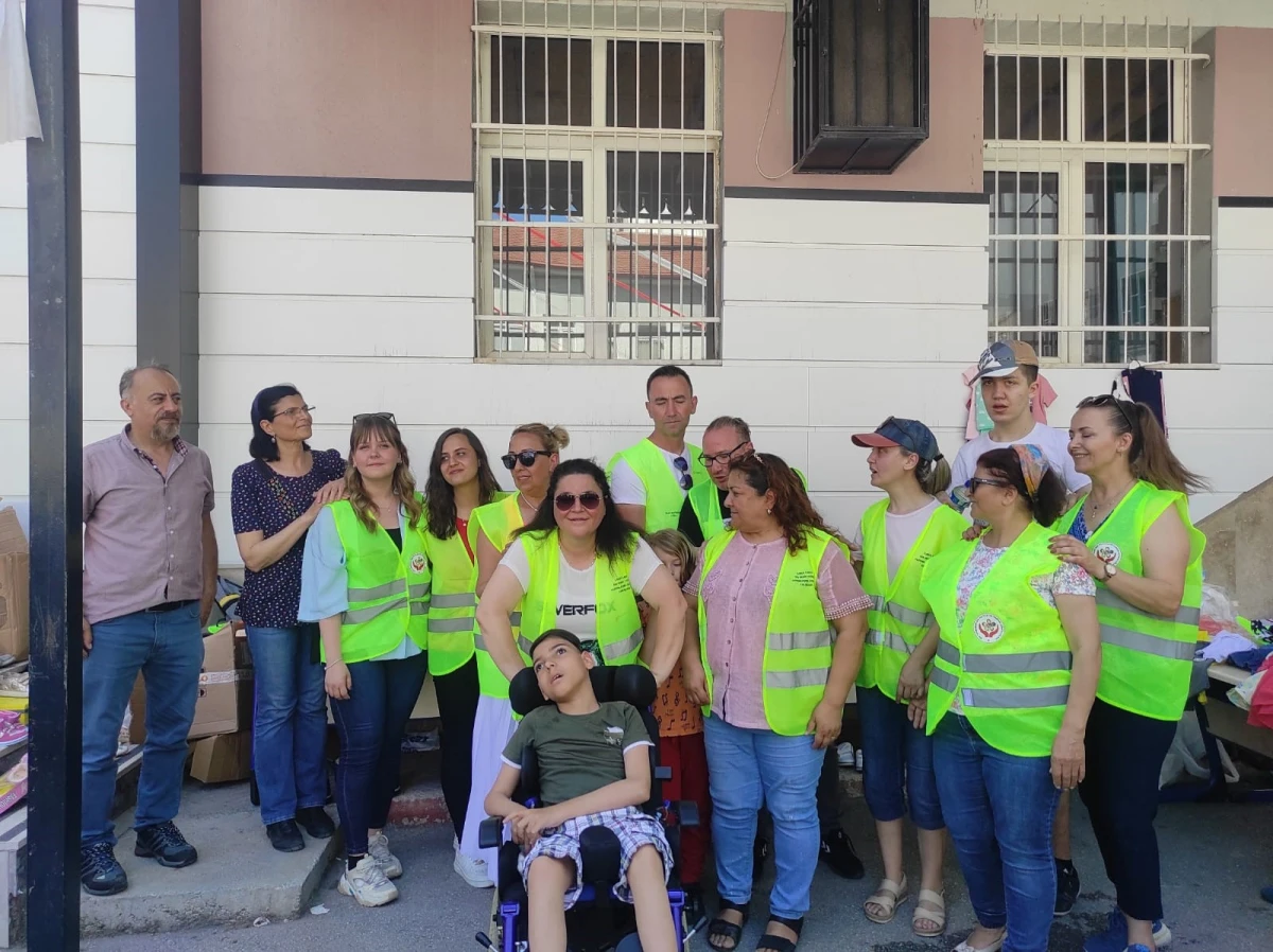 Eskişehirli hayırseverler özel gereksinimli ve kimsesiz çocuklarla bayramlaştı 