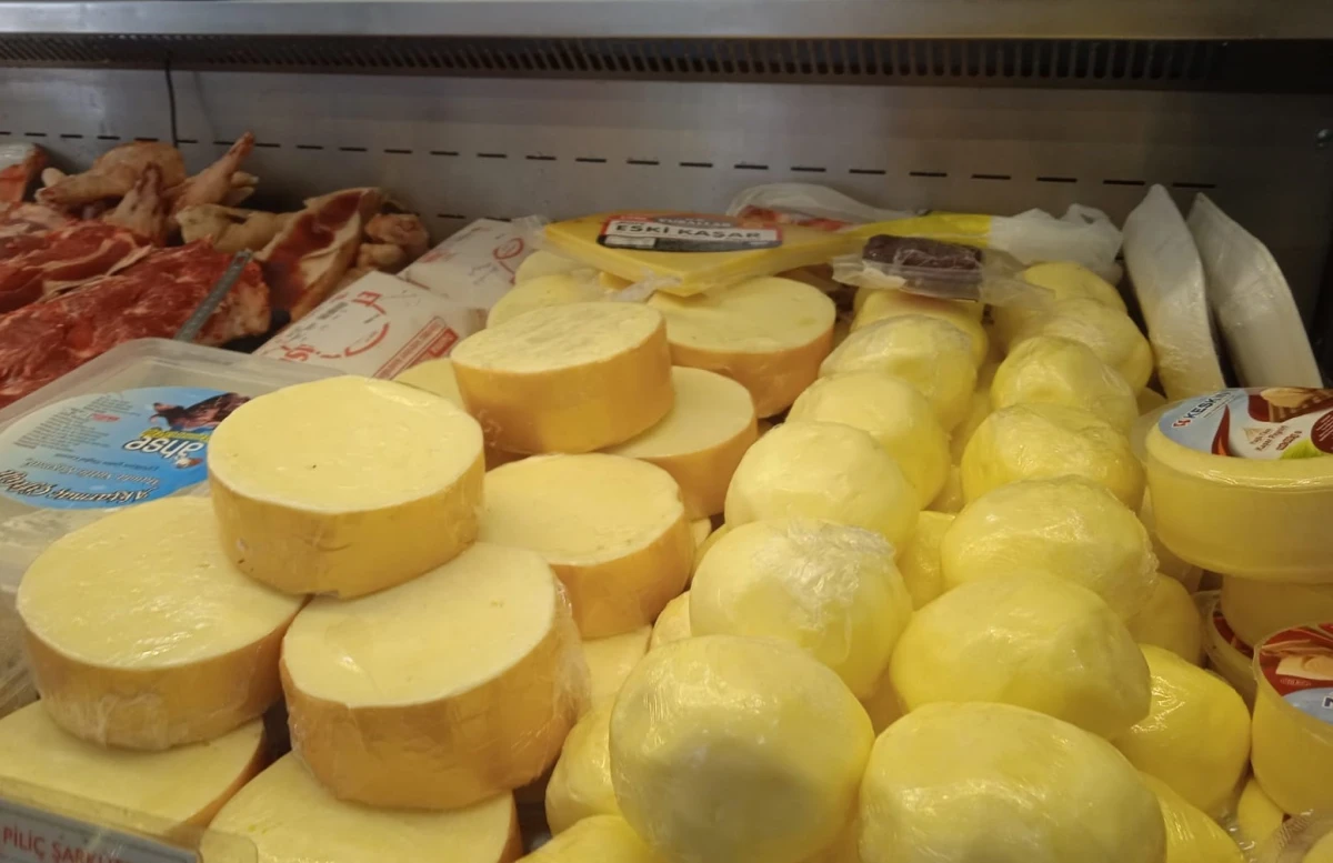 Vatandaşlar şarküterilerde en çok peynir ve zeytin çeşitlerine rağbet gösteriyor 