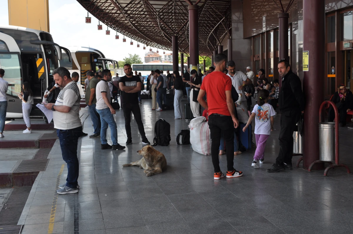 Otogarda bayram yoğunluğu başladı 