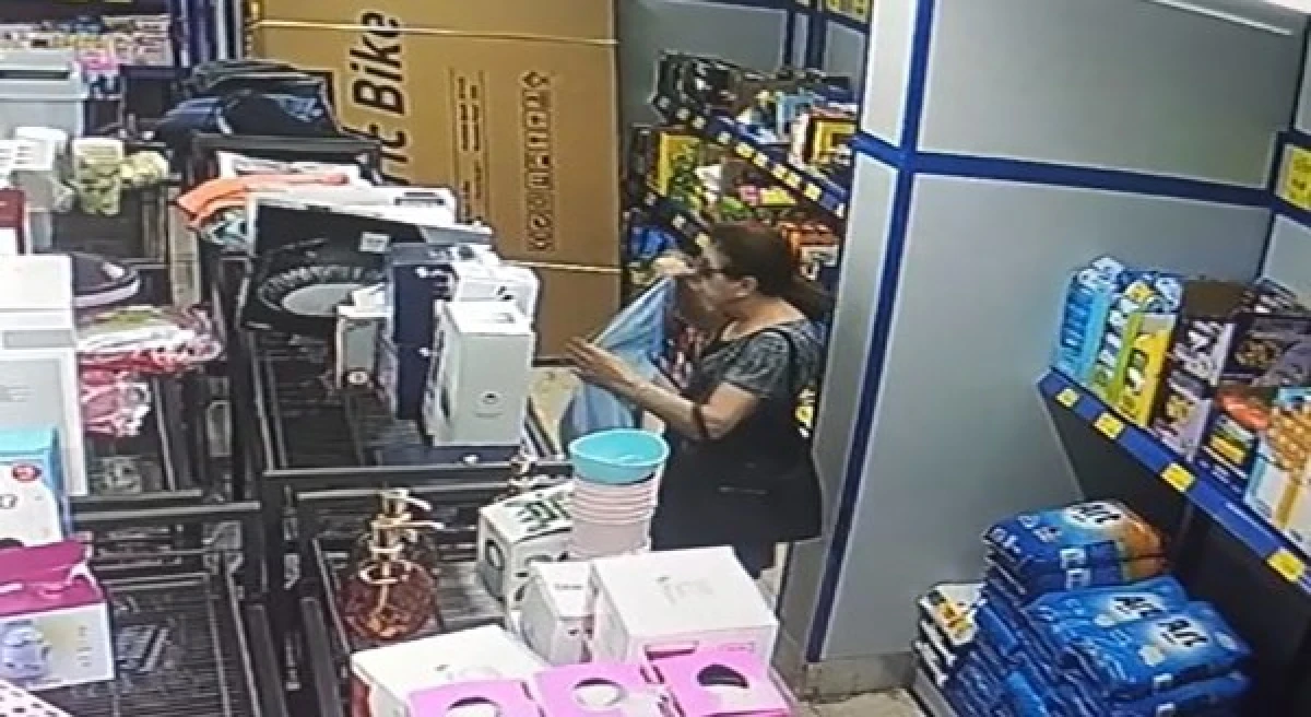 Market reyonundaki kıyafeti çantasına atıp kayıplara karıştı 