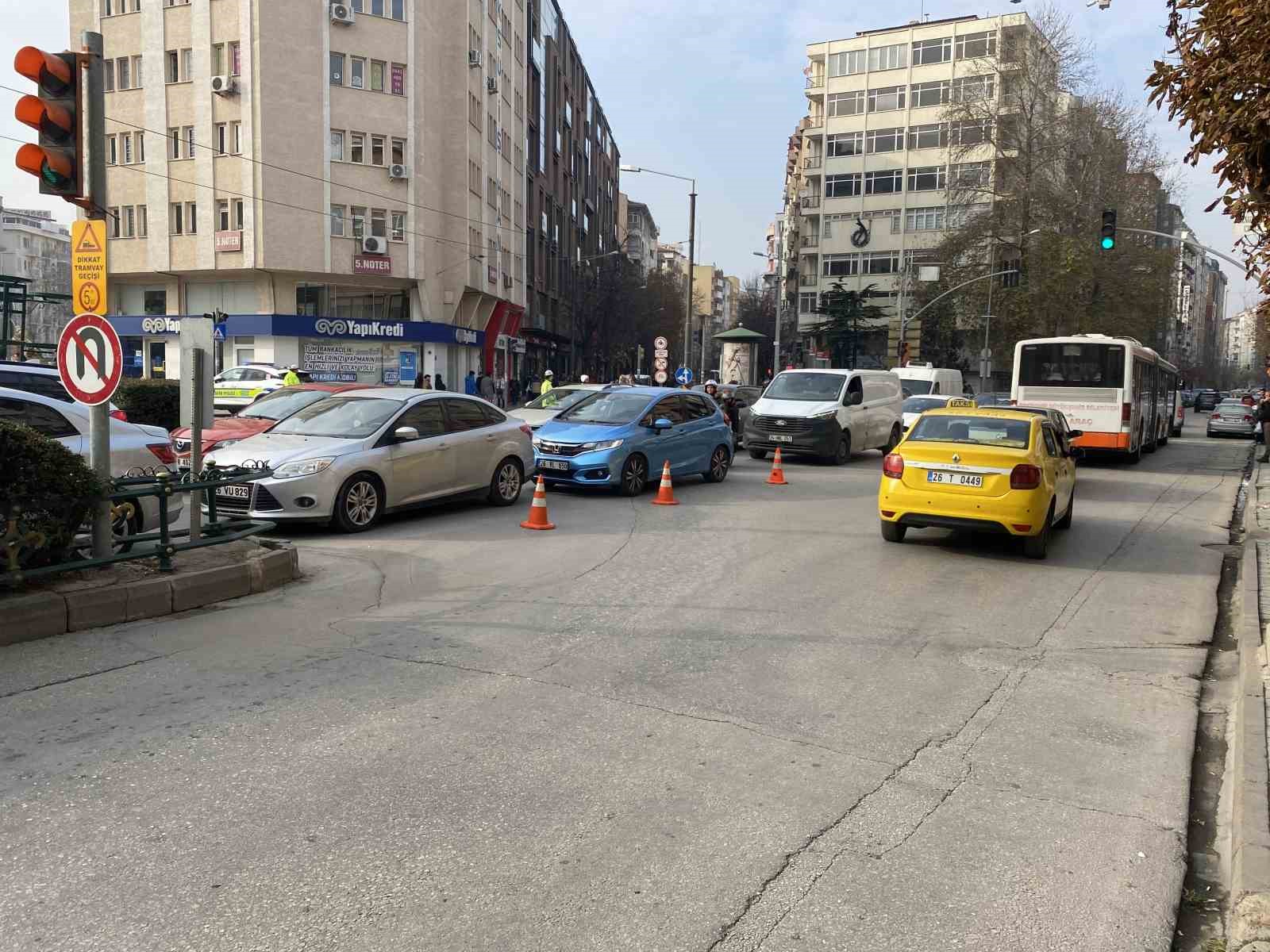 yikim-icin-cadde-kapatilinca-kent-trafigini-kilitlendi