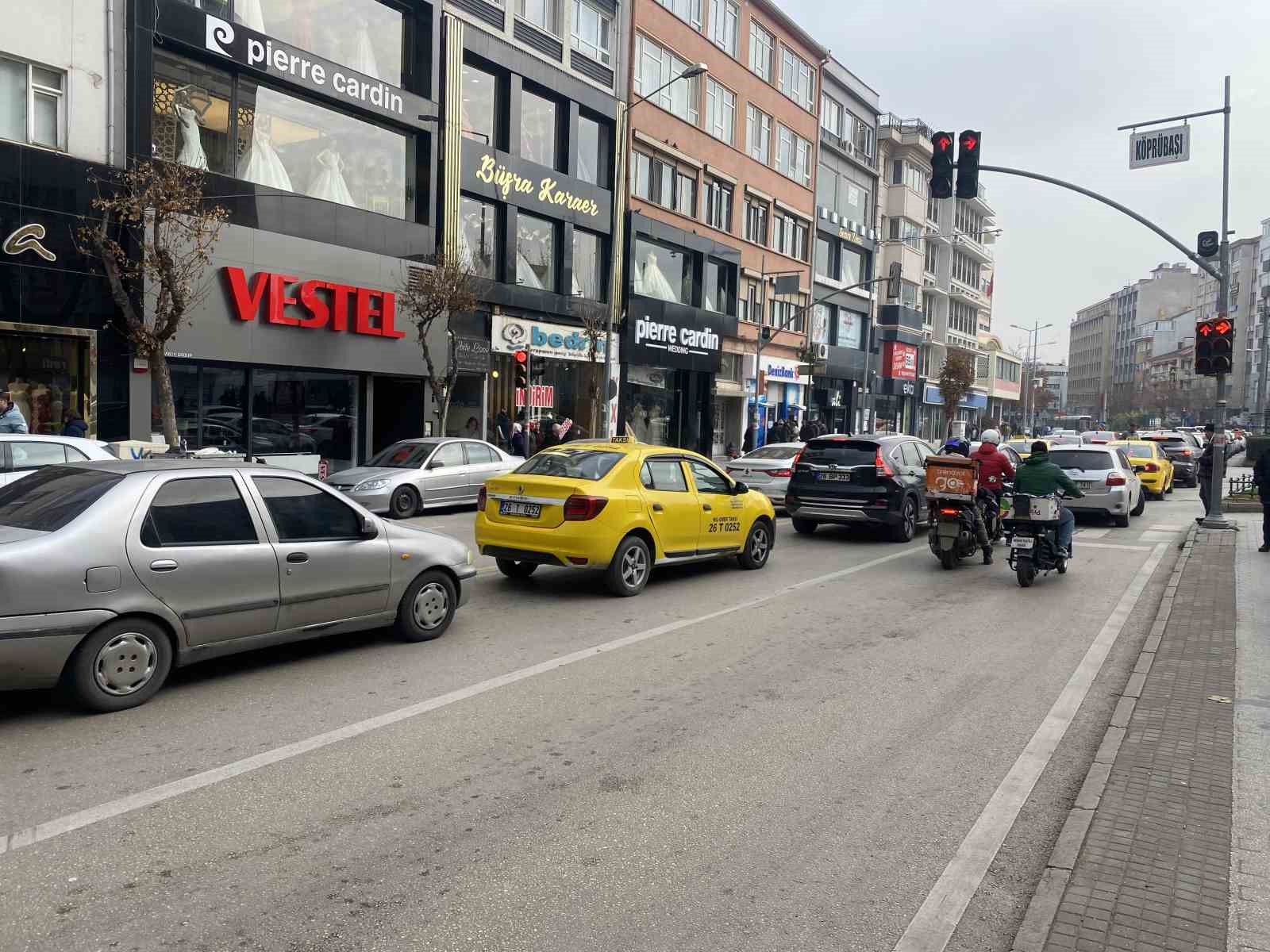 yikim-icin-cadde-kapatilinca-kent-trafigini-kilitlendi