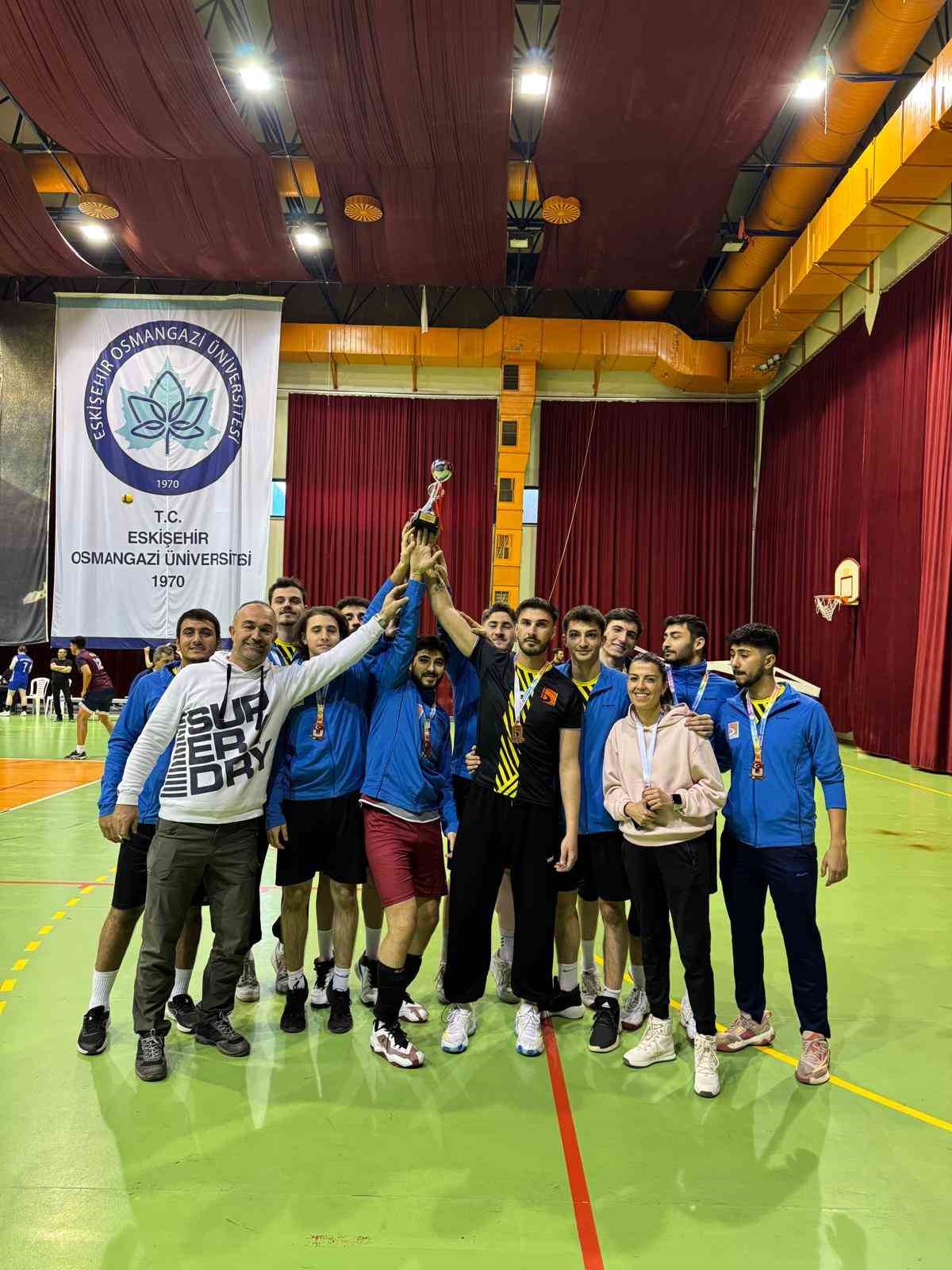 bseu-voleybol-takimlarindan-buyuk-basari