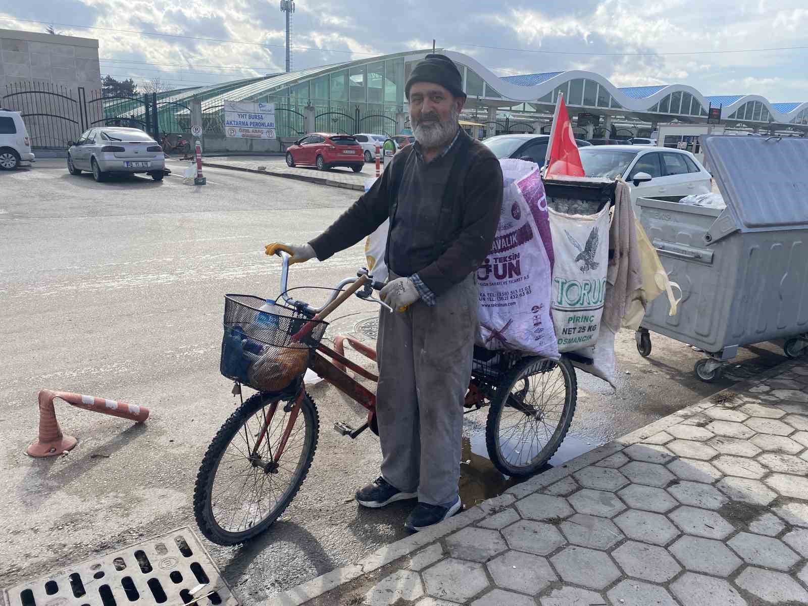 cope-atilan-turk-bayraklarini-toplayip-bisikletinde-dalgalandiriyor